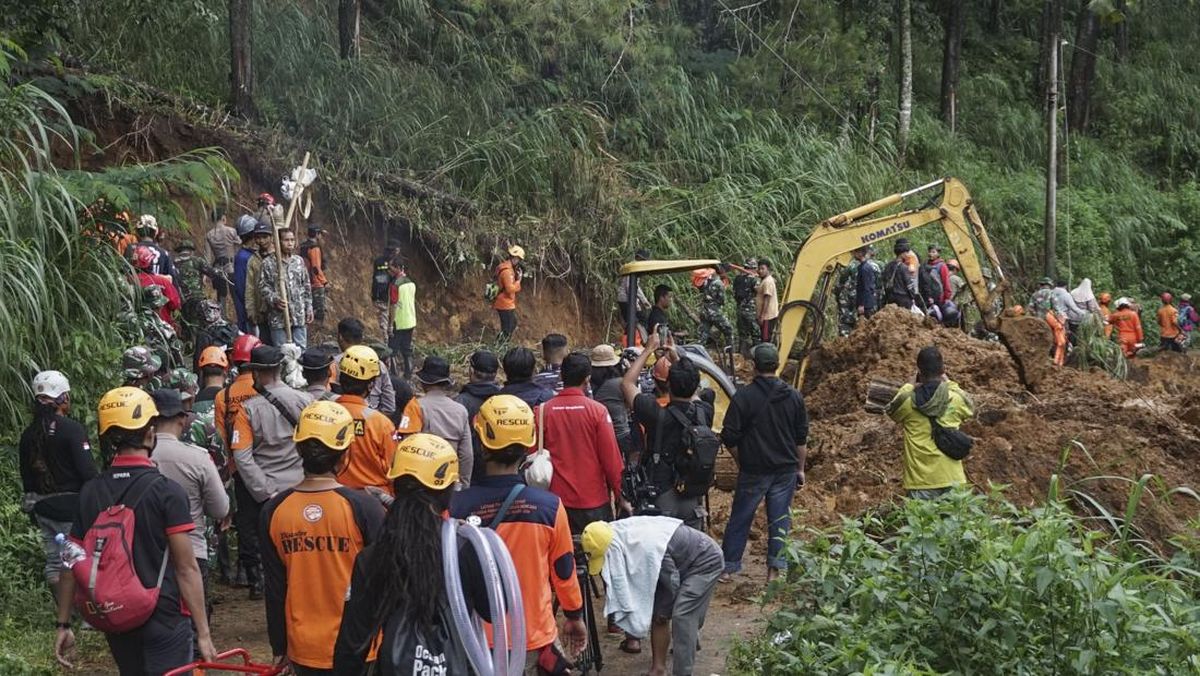 Proses Evakuasi Pengunjung Kafe di Pekalongan Tertimbun Longsor