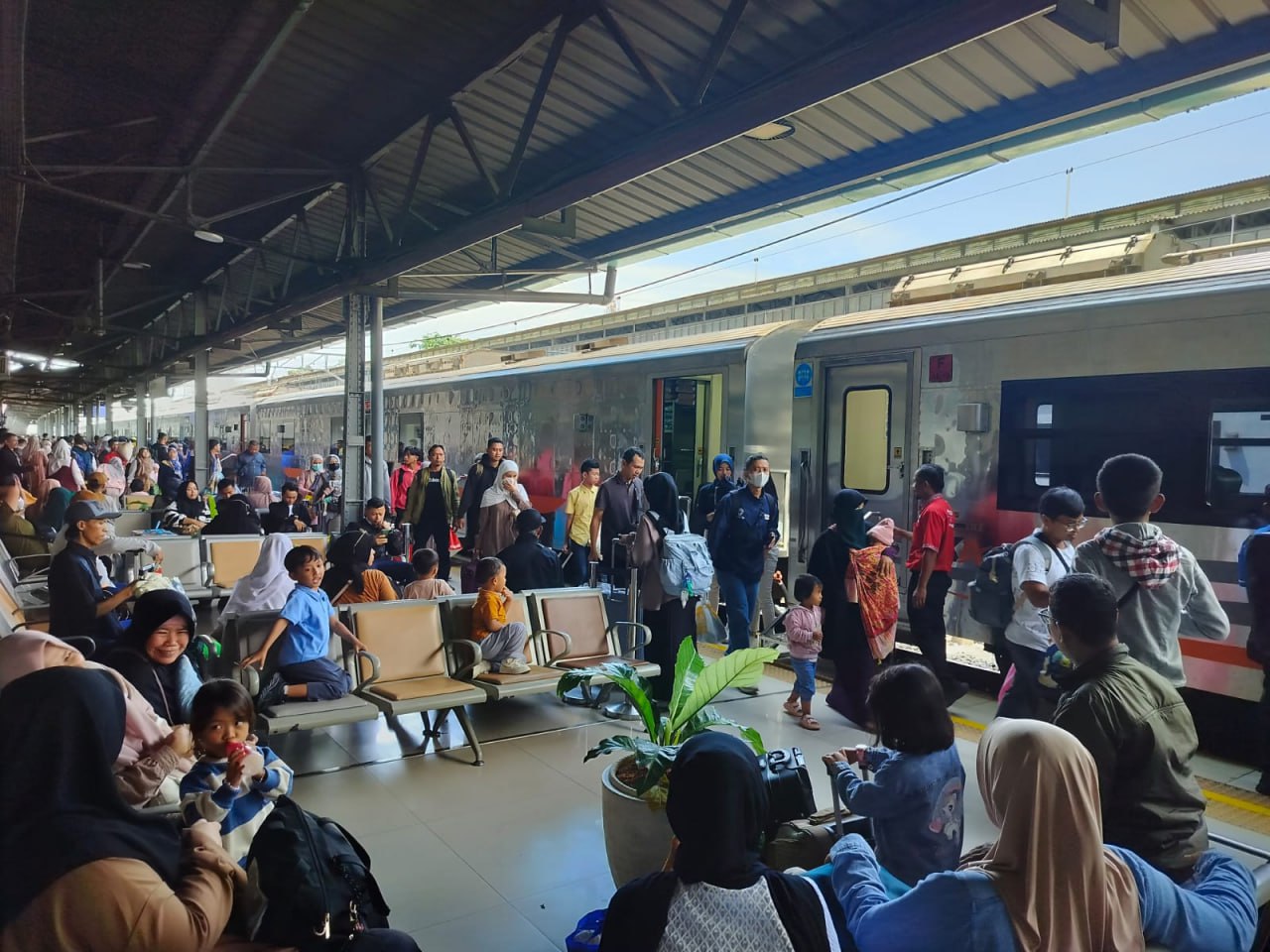 Lintas Jakarta–Bandung Jadi Andalan, KAI Group Lampaui 26 Juta Penumpang Lebaran