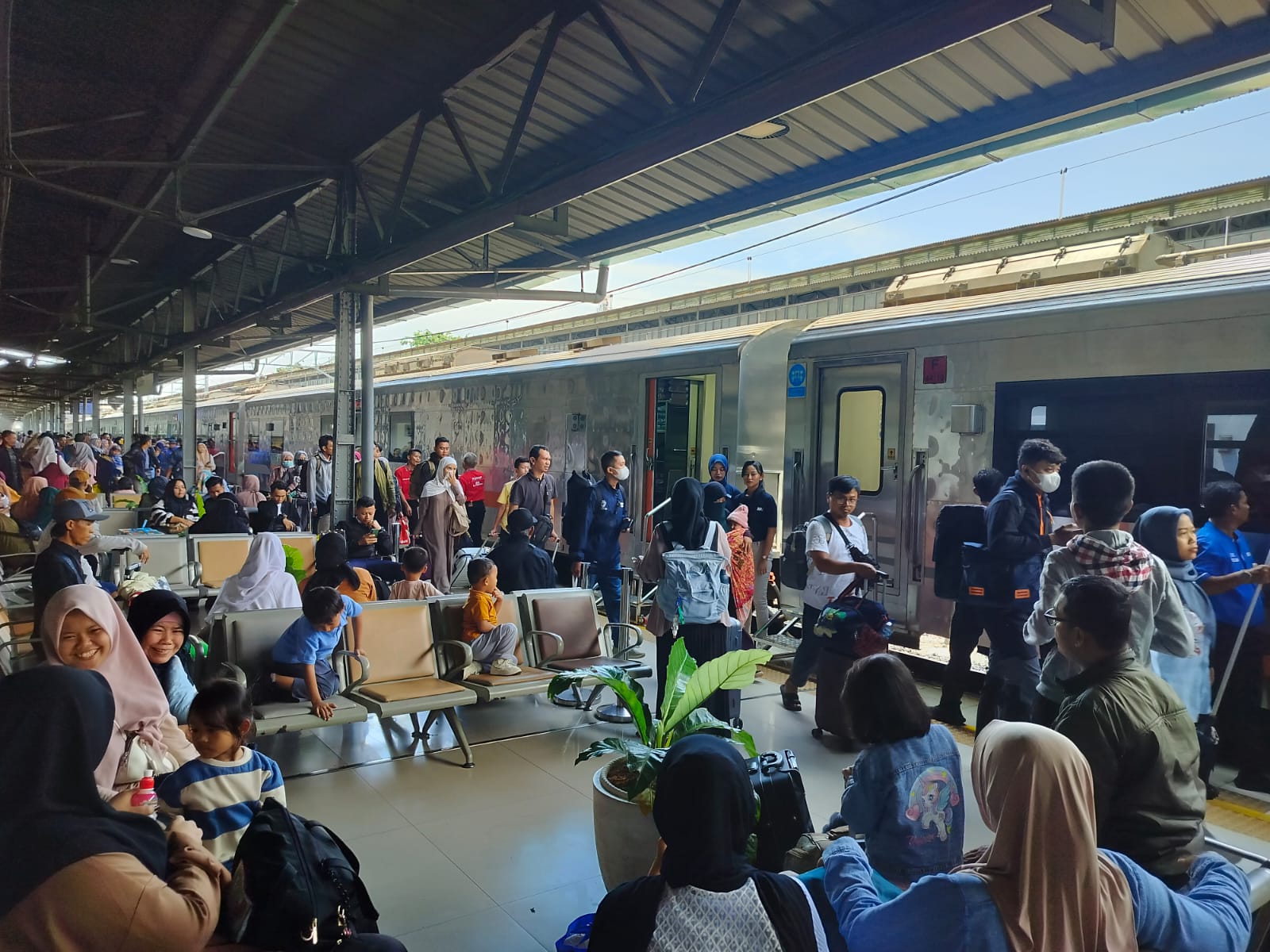Kereta Api KAI Terjual 113% Tiketnya di Hari Pertama Menjelang Libur Paskah