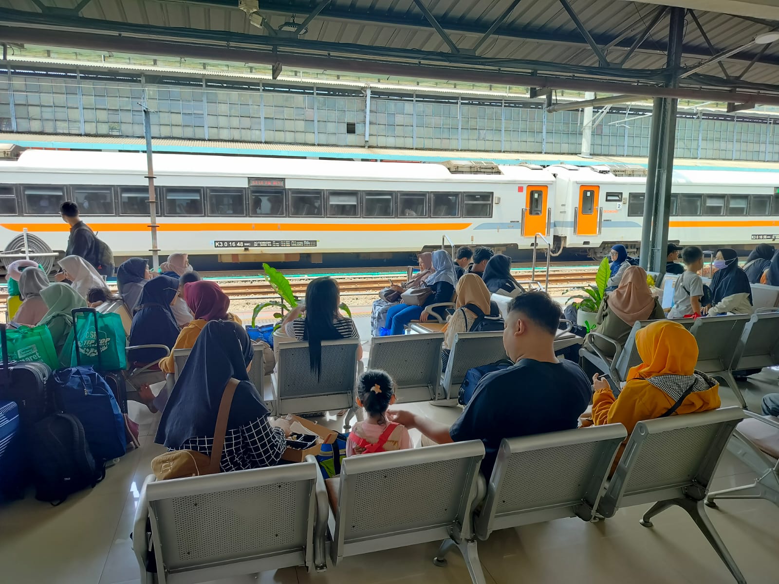 Mudik Hemat dengan Kereta, KAI Catat 2,8 Juta Penumpang dan 4 Juta Tiket Terjual