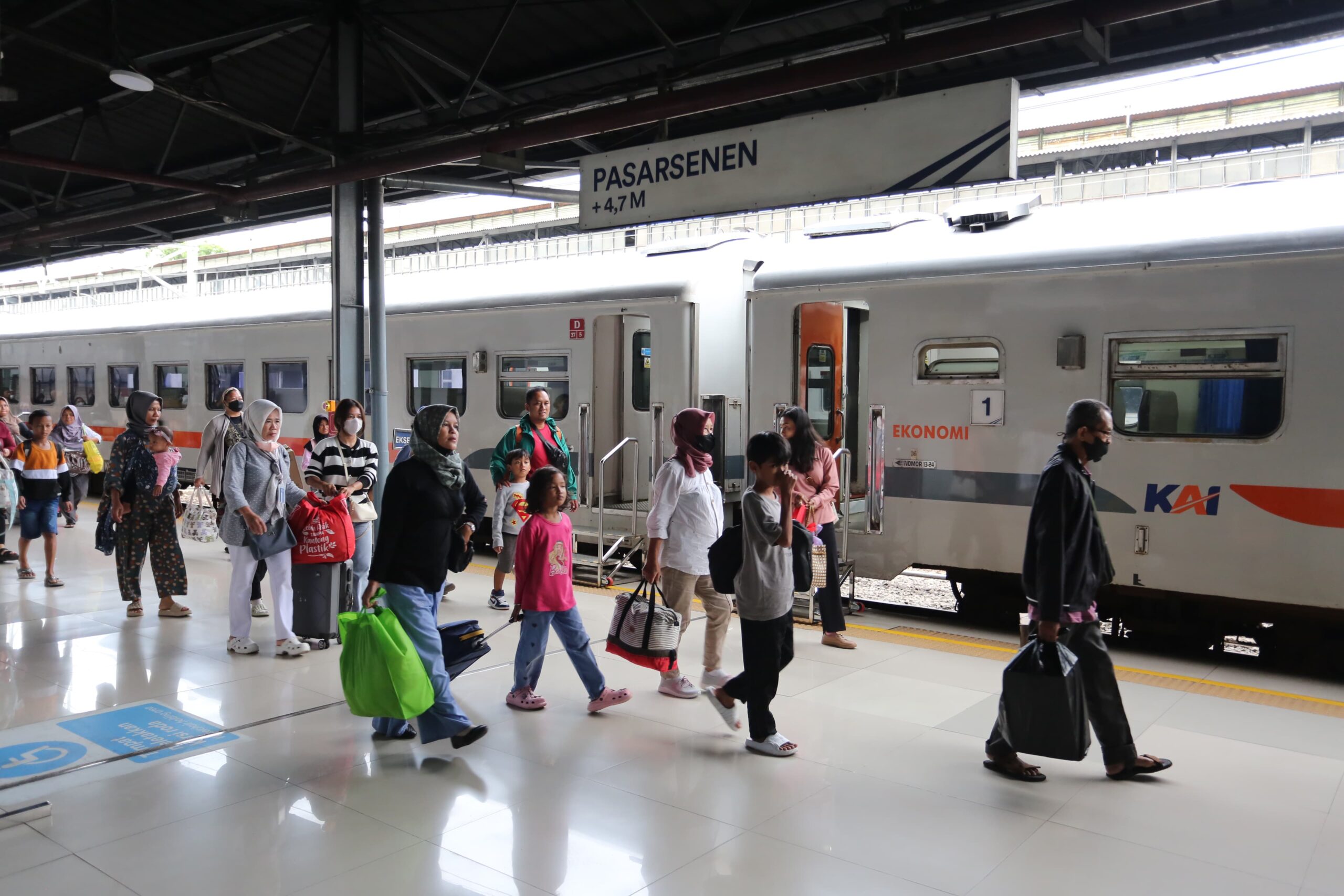 Kereta Ekonomi Jadi Pilihan Utama Masyarakat Hindari Kemacetan Saat Lebaran