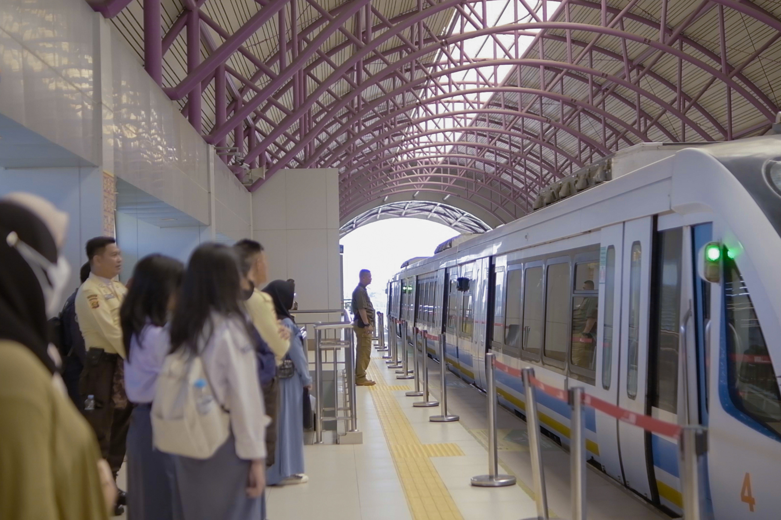 LRT Sumsel Penumpang Lebaran Tembus Rekor, UMKM Lokal Semakin Dilirik