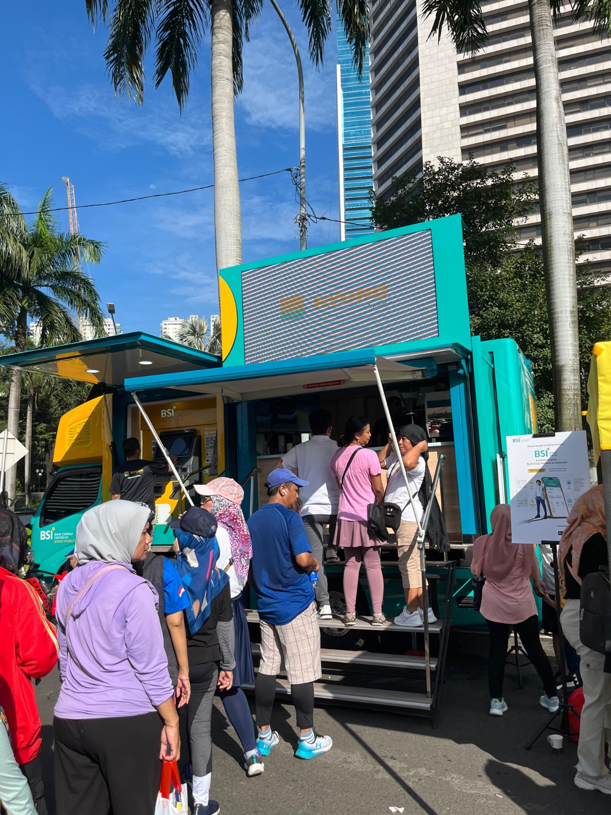 (FOTO) Antusiasme Warga Manfaatkan Layanan BYOND Mobility BSI di Ruang Publik
