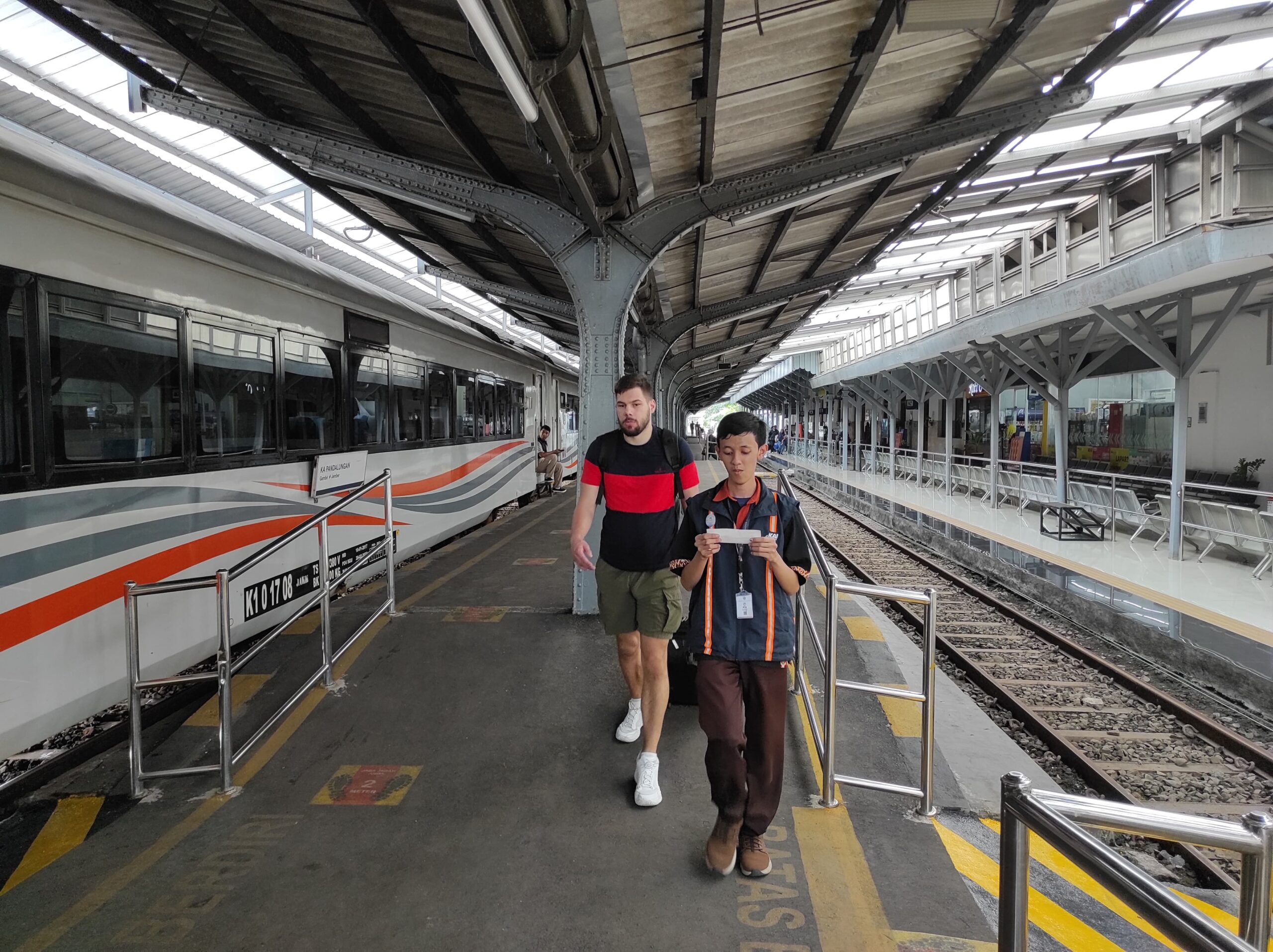 KAI Jember Catat Lonjakan Wisatawan Asing Naik Kereta