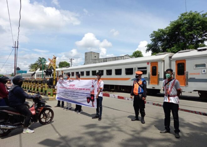 (FOTO) KAI dan Warga Bahu-Membahu Pastikan Keselamatan di Lokasi Insiden Magetan
