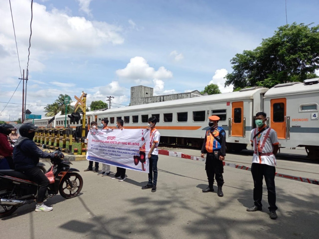 (FOTO) KAI dan Warga Bahu-Membahu Pastikan Keselamatan di Lokasi Insiden Magetan