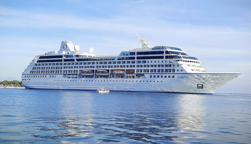 (FOTO) MS Insignia Meriahkan Dermaga Celukan Bawang, Wisatawan Antusias Sambut Bali Utara