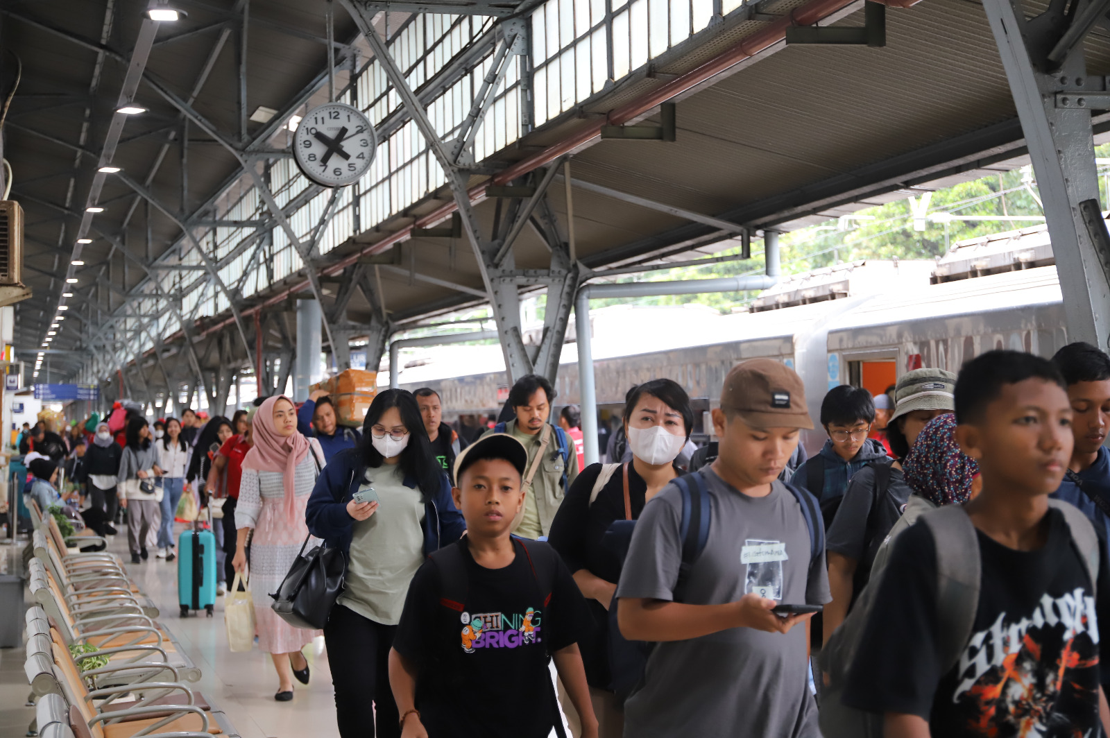 Libur Waisak 2025, Okupansi Kereta Api Tembus 124%, Apa Tantangannya?