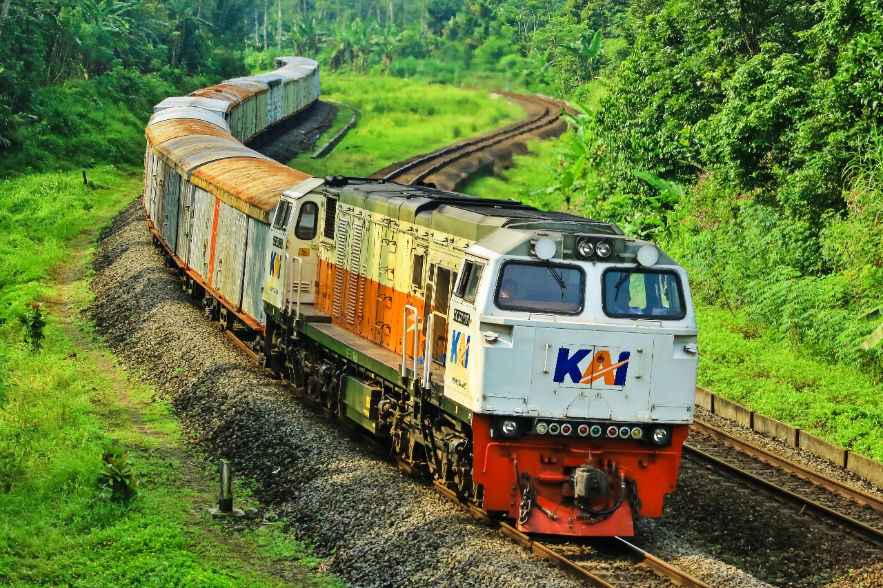 Pupuk Mengalir Lancar, KAI Sukses Menjaga Ketahanan Pangan Indonesia