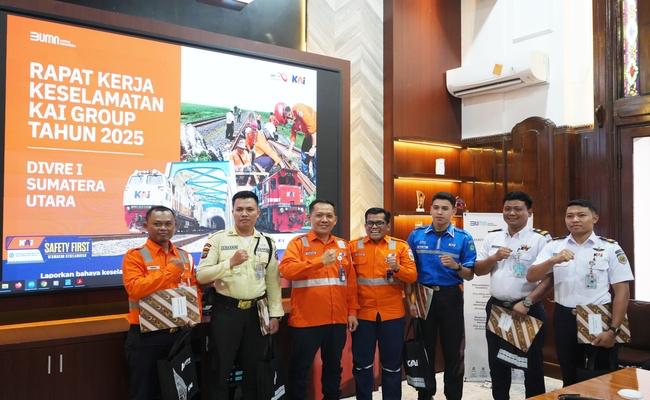 Dua Personel KAI Bandara Cabang Medan Terima Apresiasi atas Kepedulian dan Tindakan Sigap Demi Keselamatan Operasional Kereta Api