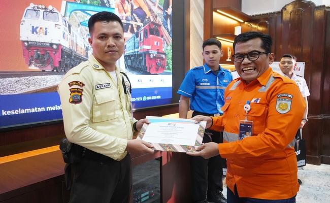 (FOTO) Personel KAI Bandara Cabang Medan Terima Piagam Apresiasi, Simbol Budaya Keselamatan