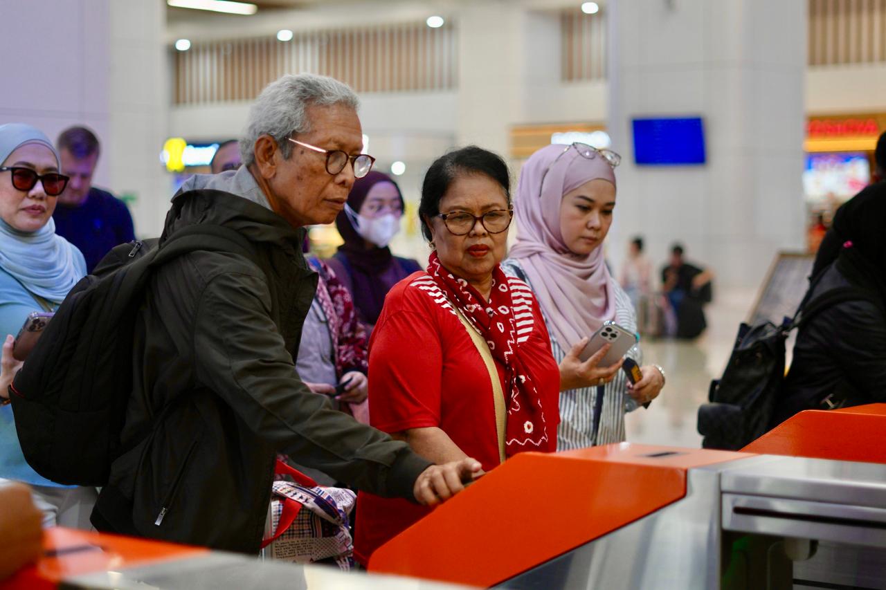 Lansia Nyaman Naik Whoosh, 15% Penumpang Berusia di Atas 60 Tahun