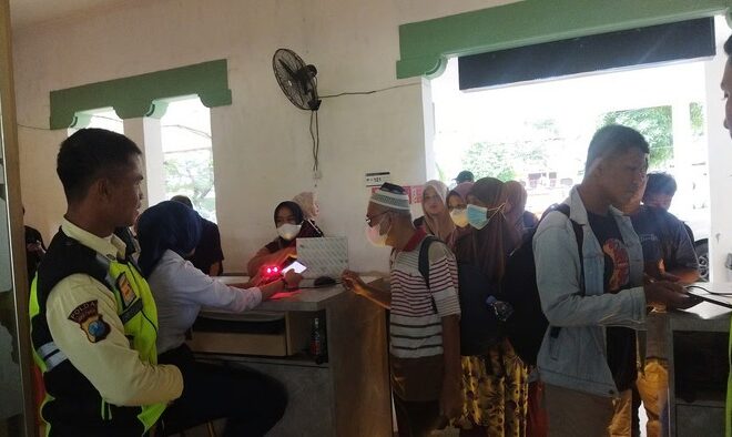 (FOTO) Suasana Ramai Stasiun Bojonegoro Saat Libur Waisak, Penumpang Antusias Naik Kereta Api