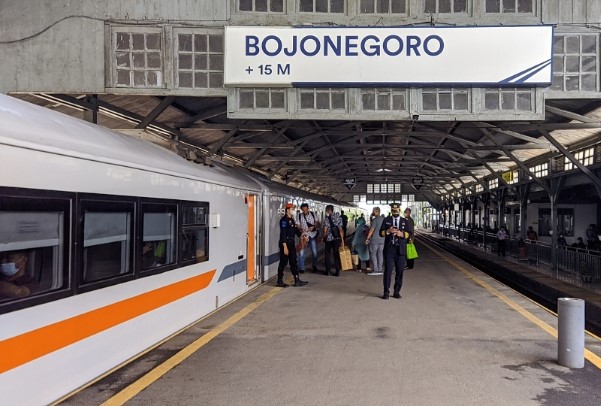 (FOTO) Petugas KAI Daop 8 Surabaya Bantu Penumpang Lansia dan Keluarga di Stasiun Bojonegoro